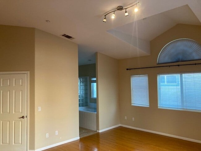 Building Photo - Upstairs Townhome in Coronado!