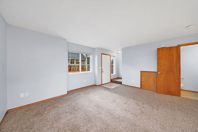 Foto del edificio - Big 2 bedroom townhouse. Minutes to Portland!!!!