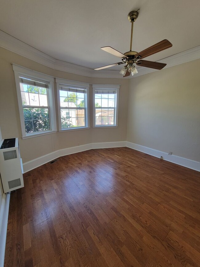 Building Photo - Adorable Downtown Duplex / 2 Bedroom 1 Bath