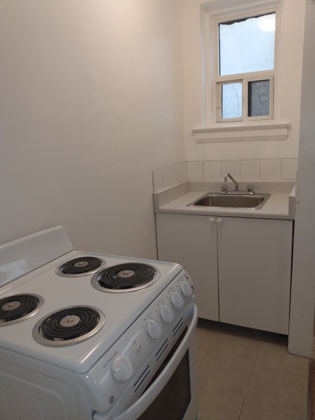 Building Photo - 1 Bedroom Apartment - Downtown Toronto