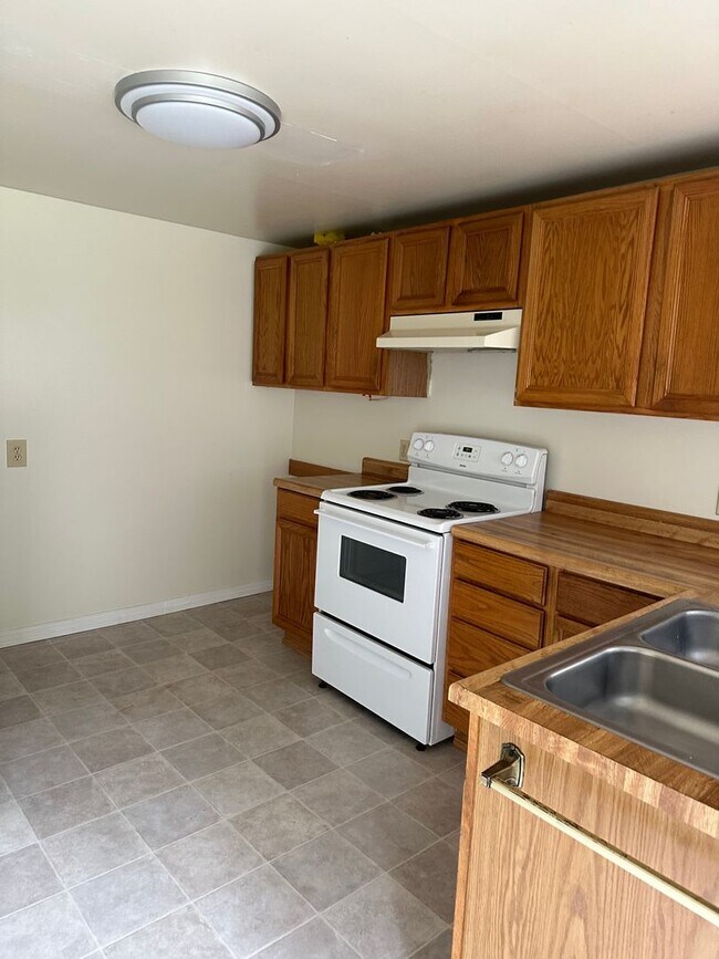 Foto del edificio - 2 bedroom 1 bath Roseburg duplex off Harvard