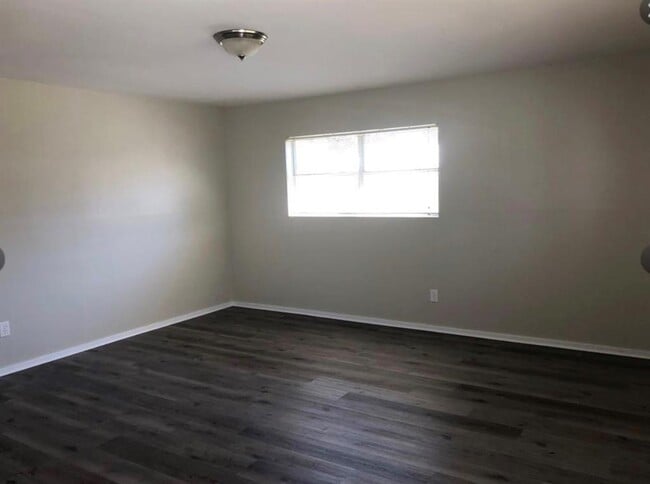 Building Photo - 718 Hogan Dr