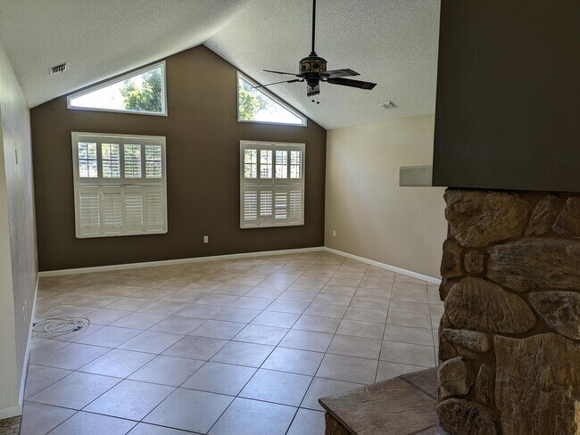 Foto del edificio - 4635 Longbow Dr