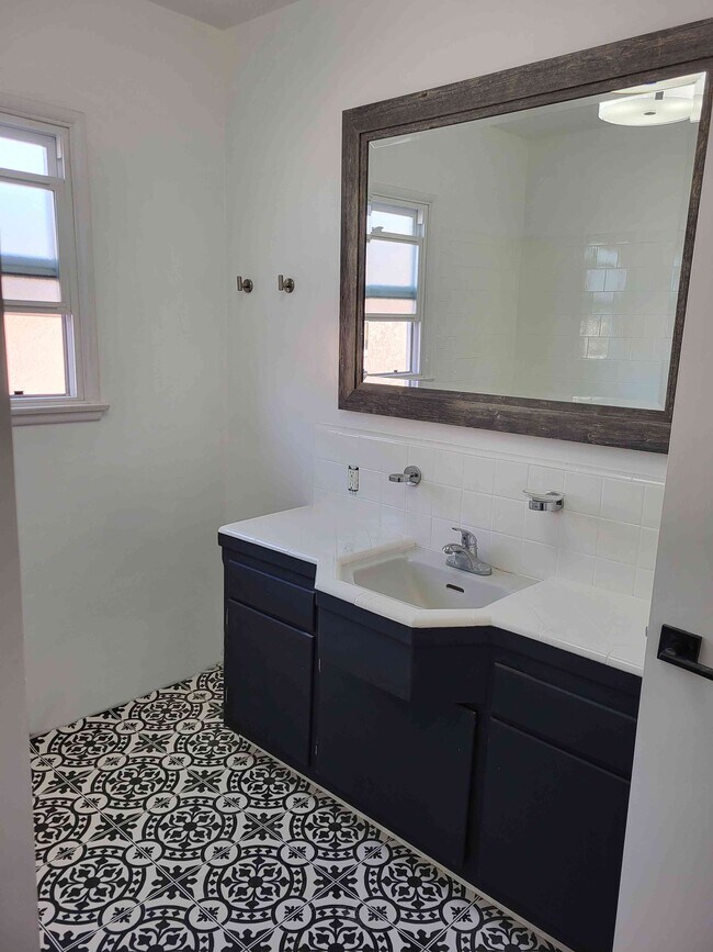 Baño central - 16927 Casimir Ave