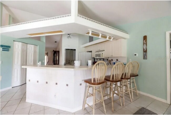 Foto del edificio - $5,495/month -- Beautifully Furnished Pool Home Seasonal Rental ** Lakefront Views ** Just minute...