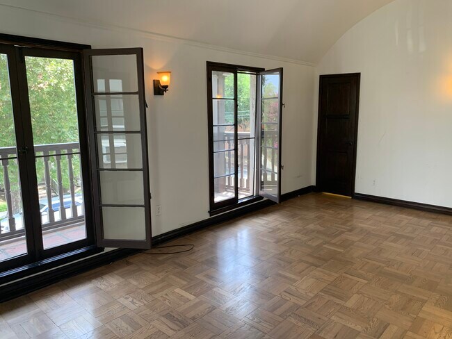 Sala de estar - 407 N Sierra Bonita Ave