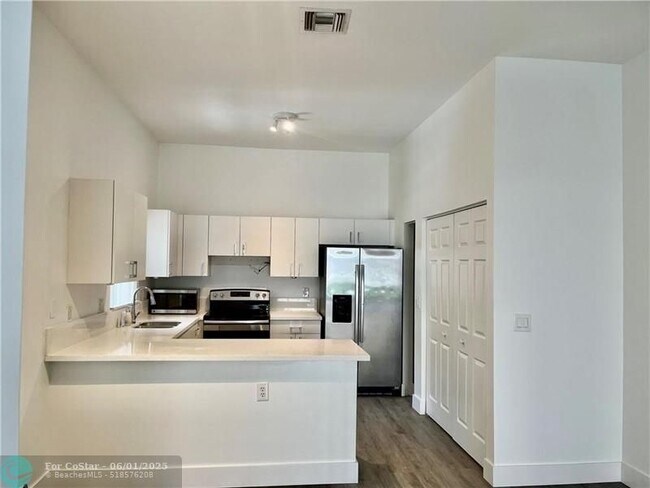 Foto del edificio - 16220 Emerald Cove Rd