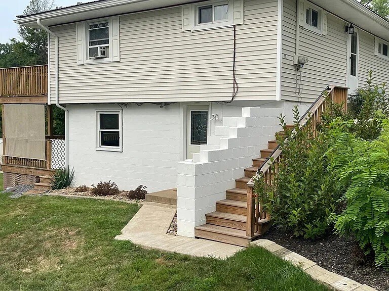 Unit 149 is on the lower level with private entrance. Private, lower-level deck attached. - 149 Limerock Ter