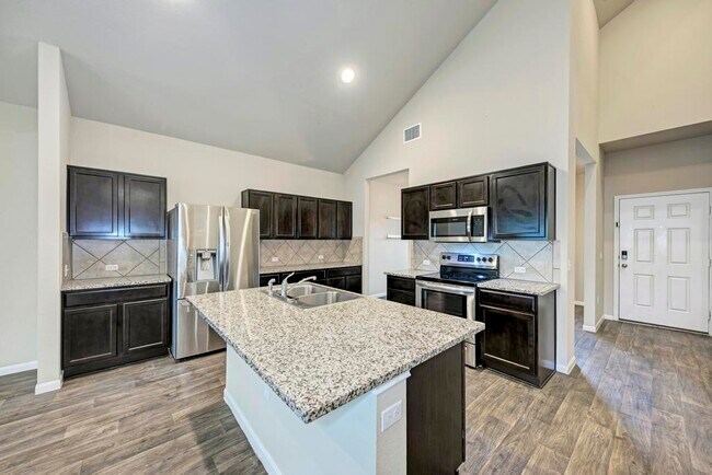 Building Photo - 906 Comal Run