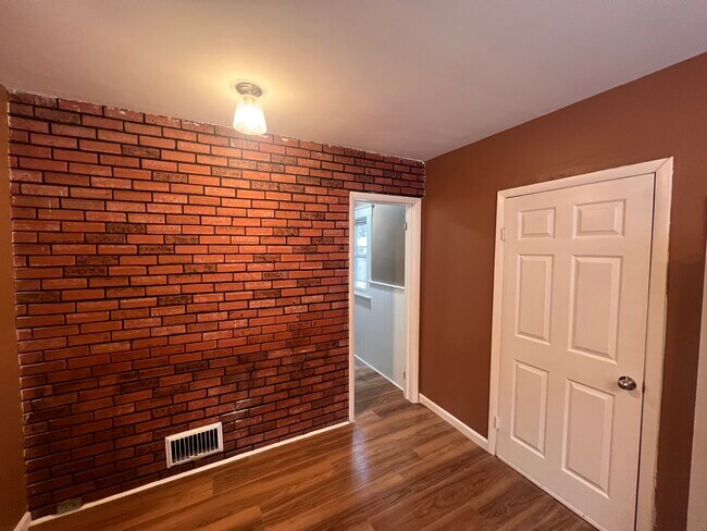 Building Photo - 2518 Hermansau St