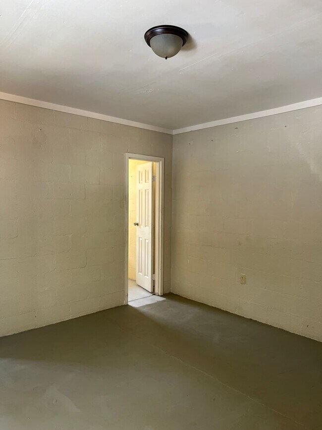 Building Photo - 712 Burke Avenue