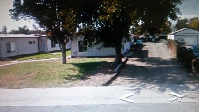 North Side Parking - 7059 Niagara St