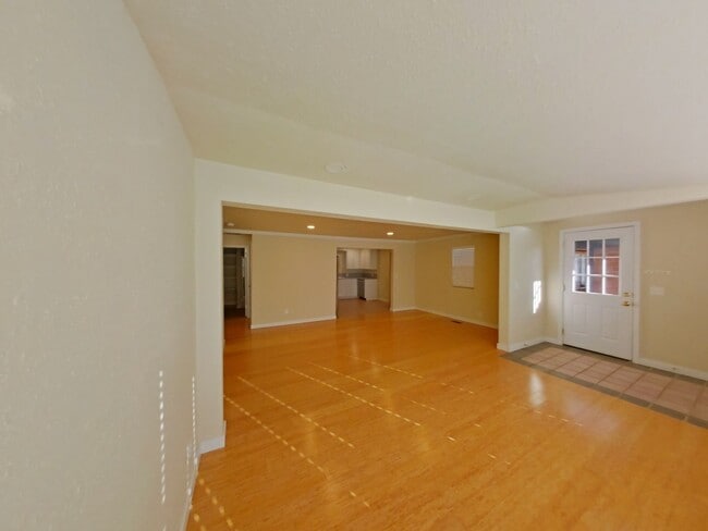 Building Photo - Updated 3Bed/2Bath Home - HUGE Backyard & ...