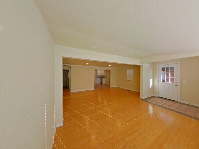 Building Photo - Updated 3Bed/2Bath Home - HUGE Backyard!