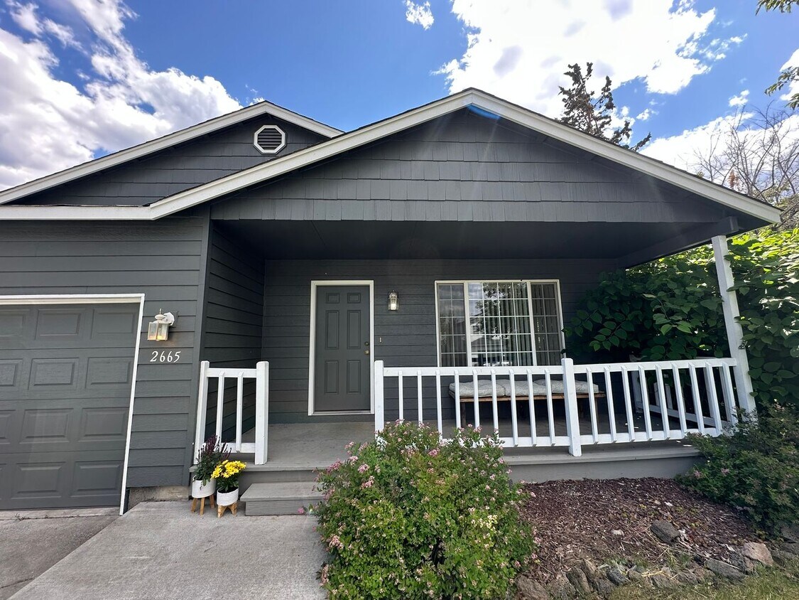 Foto principal - Charming 3-Bedroom Home with Open Layout &...