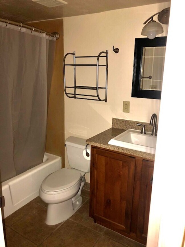 Foto del edificio - 1bd condo steps away from U of A, gated, A/C, Washer/Dryer