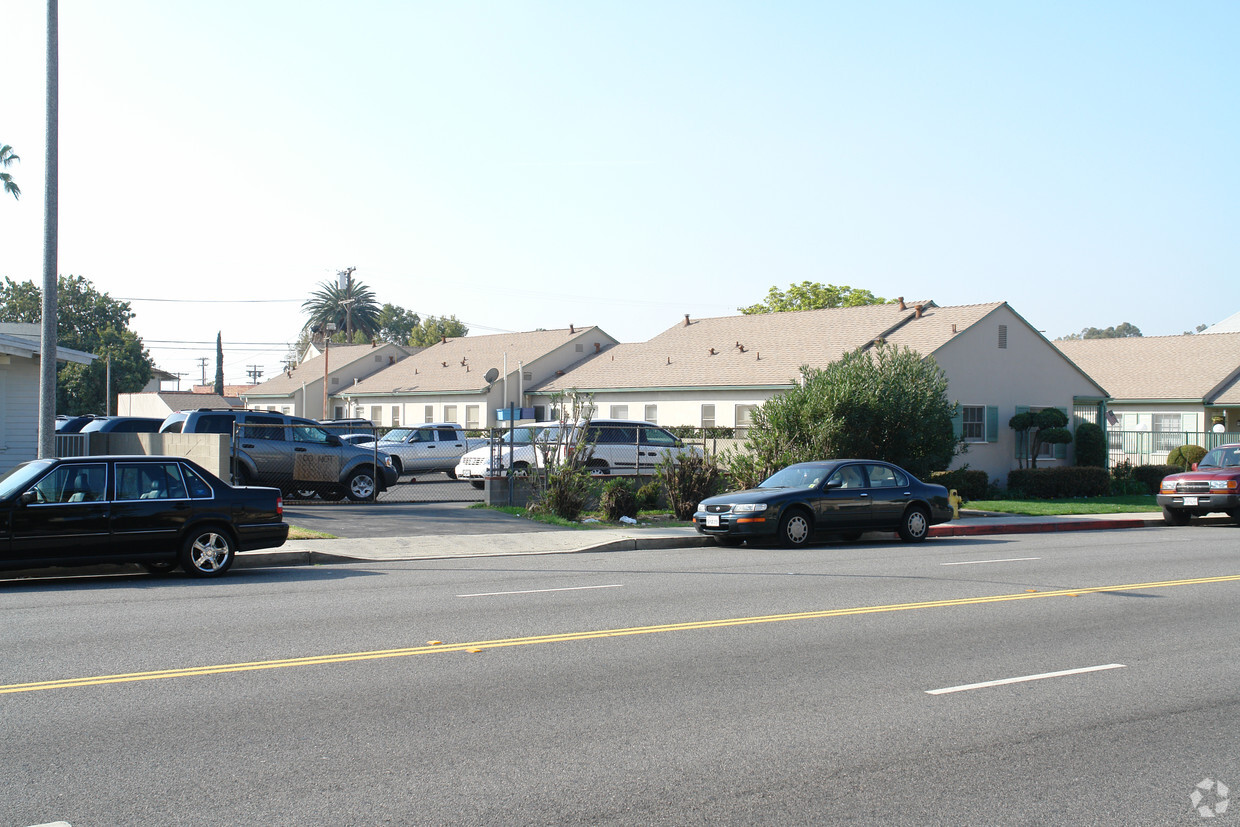 Building Photo - 200 W Chevy Chase Dr