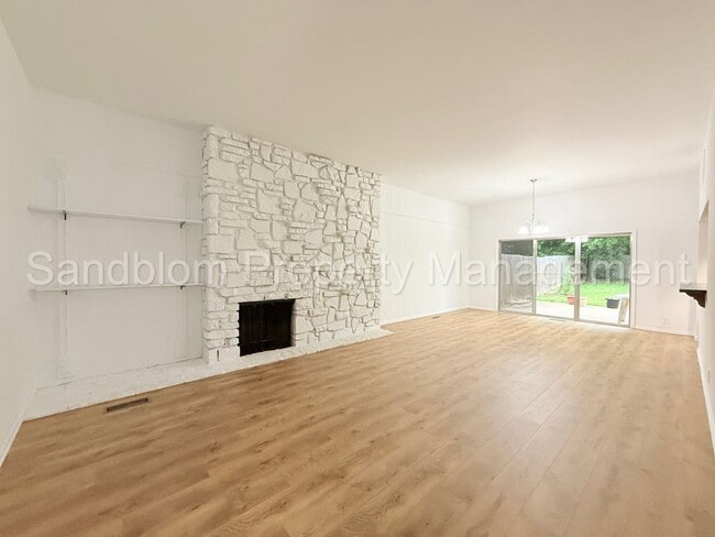 Building Photo - For Lease | South Tulsa Duplex | Available Now!