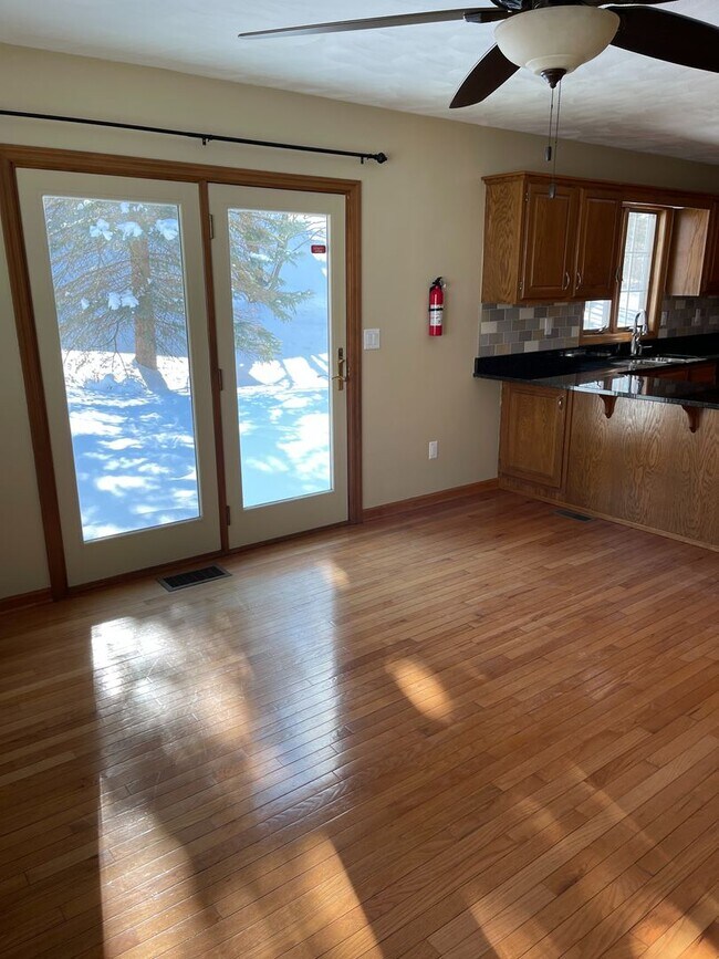 Building Photo - Spacious 3 Bedroom Ranch with finished bas...