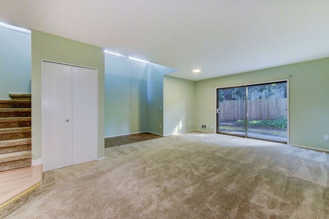 Building Photo - Renovated Townhome