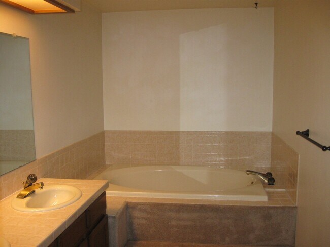 Foto del edificio - **Application Pending**  Pier Point Village - 2 Bedrooms, 2 Bathrooms (13OX#B-101)