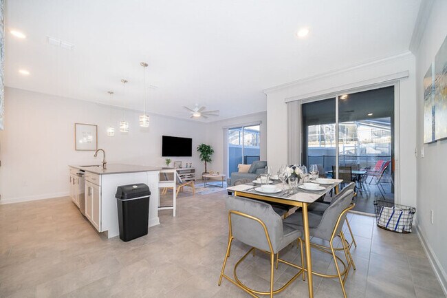 Building Photo - Captivating House - Private Pool & Close t...