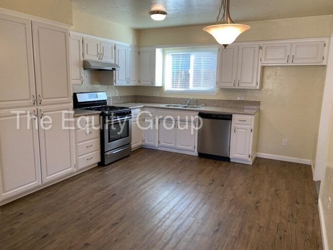 Building Photo - 547 W Tulare Ave
