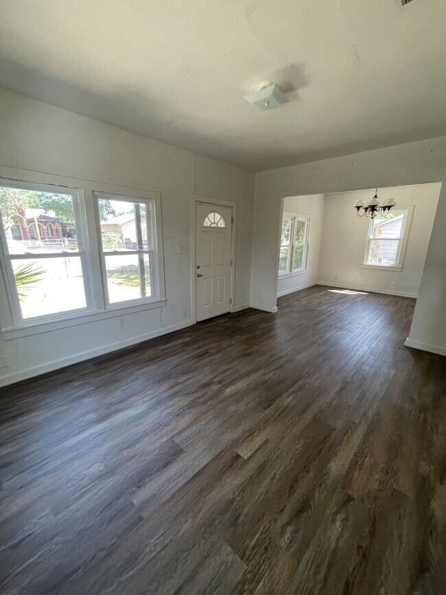 Foto del edificio - 3618 W Travis St