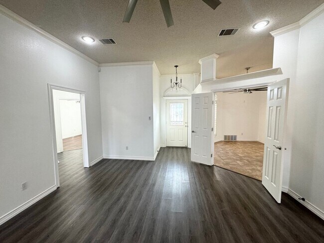 Foto del edificio - Stunning home in a desirable neighborhood!