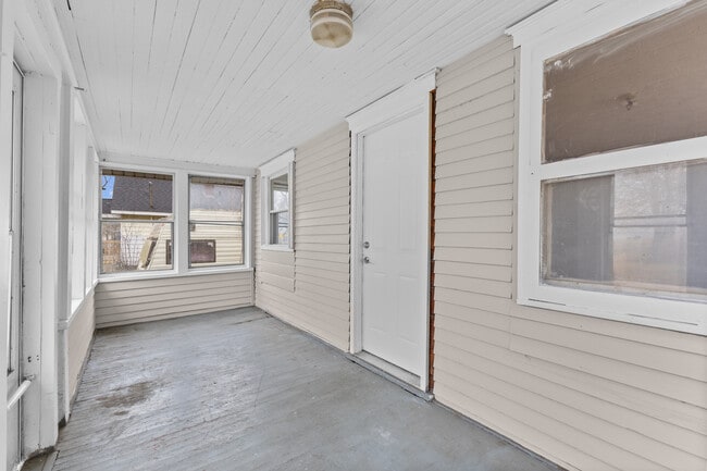 Building Photo - 922 Dakin St