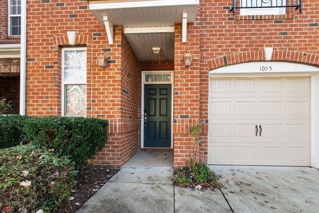 Foto del edificio - Charming 2-Bedroom Townhome in Desirable Remington Oaks, Cary!