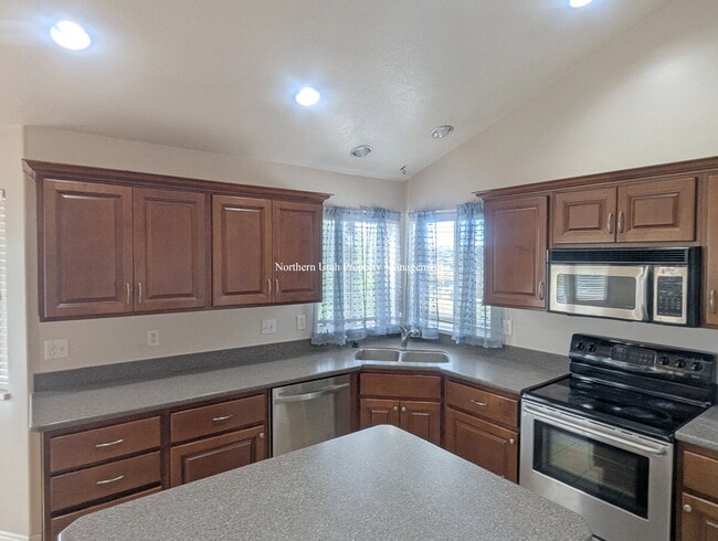 Building Photo - 4-Bed, 3.5 Bath Home with Scenic Views in South Ogden