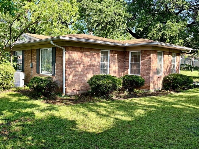 Building Photo - 1510 Westwood Dr