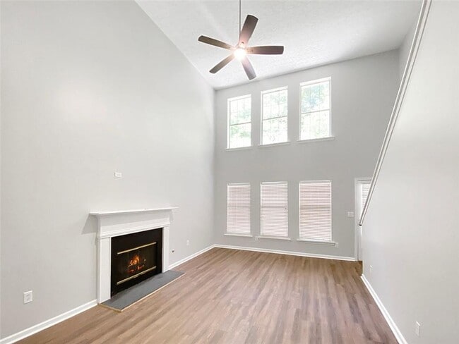 Building Photo - 1232 Gates Cir SE