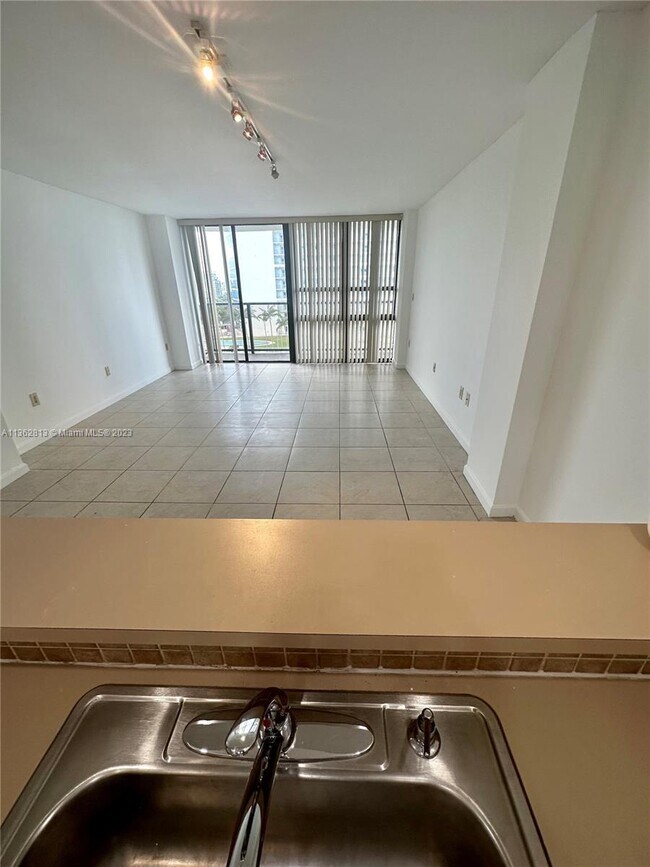 Foto del edificio - 600 NE 36th St