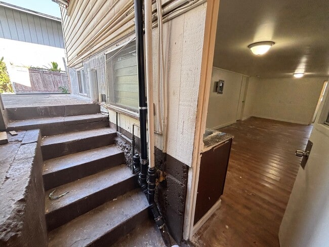 Building Photo - 1228 Halona Pl