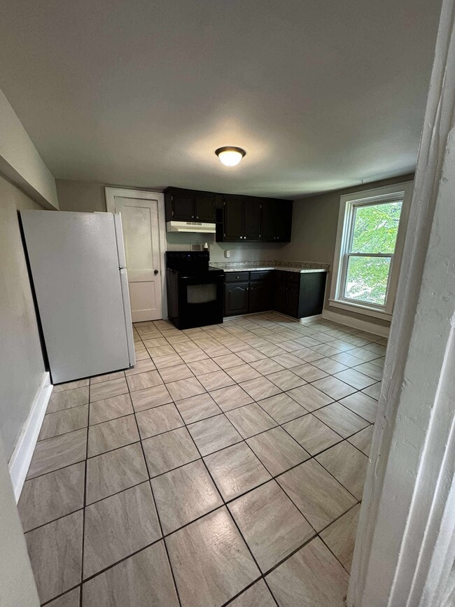 Building Photo - 836 Richardson st