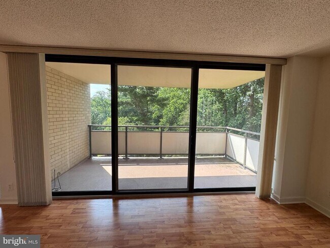 Foto del edificio - 5225 Pooks Hill Rd