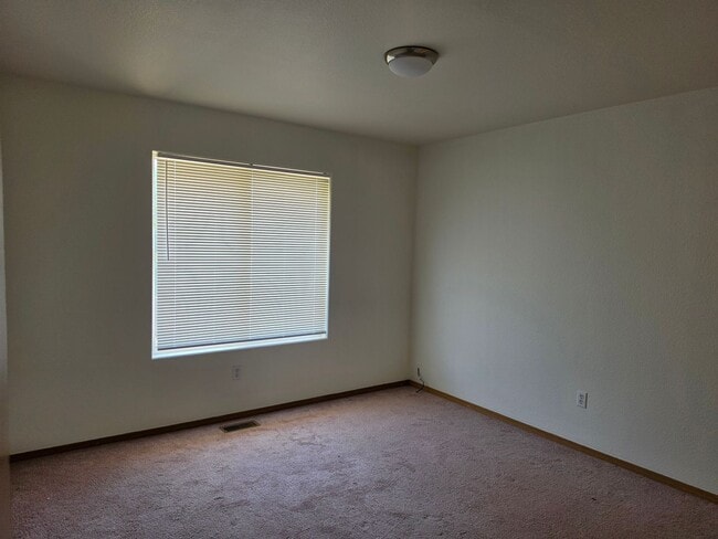 Foto del edificio - ALL PROSPECTIVE TENANTS MUST SUBMIT A $58 NON-REFUNDABLE APPLICATION FEE PER APPLICANT ONLINE AND...