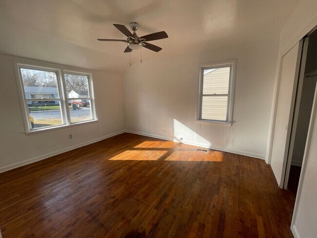 Building Photo - Super Cute 3 bedroom 1 bathroom Home Available NOW!!