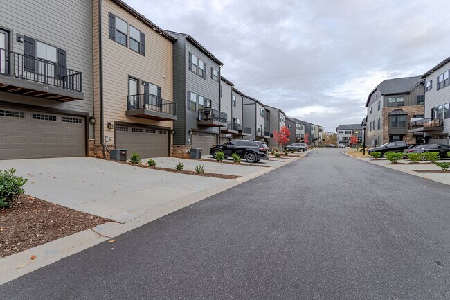 Foto del edificio - 3 Bedroom 2.5 Bathroom Three Story Townhom...