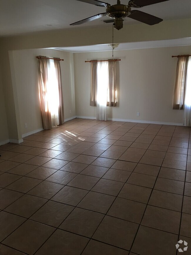 Building Photo - 3910 Charmaine Cir