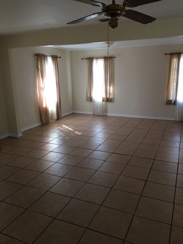 Foto principal - 3 bed 1 bath for rent