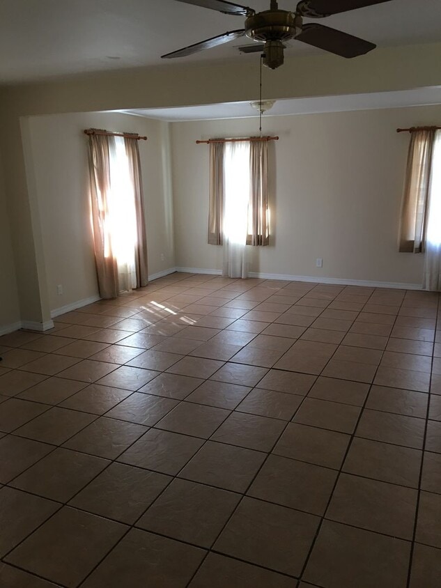 Primary Photo - 3 bed 1 bath for rent