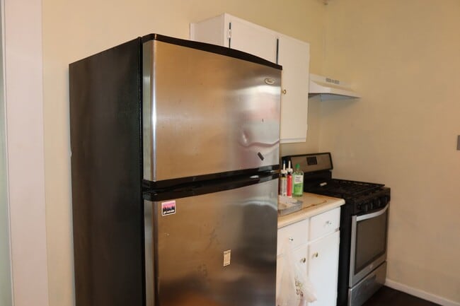 Building Photo - Hyde Park - 1 Bedroom House - Huge Yard - Real Wood Floors - Claw Foot Tub - $1495