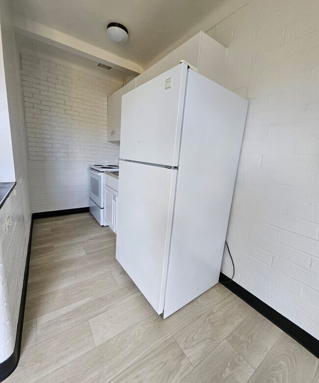 Foto del edificio - IMPERIAL CORNER APARTMENTS - AVAILABLE NOW
