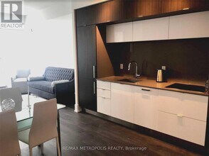 Building Photo - 10 York St