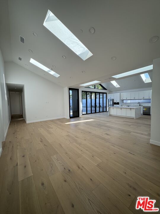 Foto del edificio - 8320 Loyola Blvd