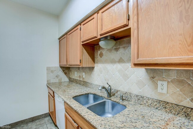 Foto del edificio - 2 br, 2.5 bath Townhome - 17423 Red Oak Dr...