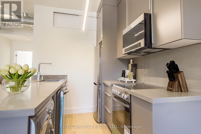 Building Photo - 98 Manning Ave